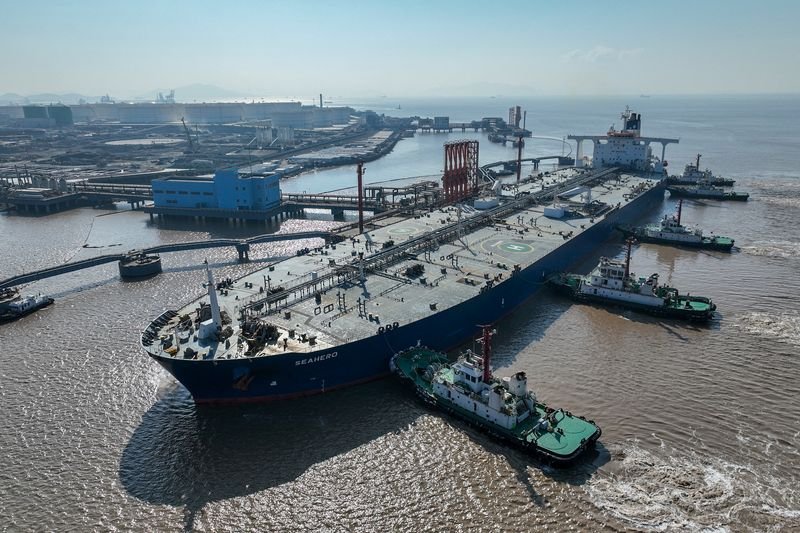 © Reuters. An aerial view shows a crude oil tanker at an oil terminal off Waidiao island in Zhoushan, Zhejiang province, China January 4, 2023. China Daily via REUTERS/File photo