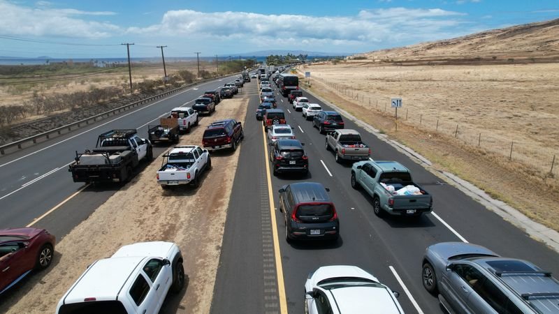 © Reuters. FILE PHOTO:  Cars are seen in traffic as residents and tourist wait on Honoapiilani Hwy to enter the town of Lahaina, Maui, Hawaii, U.S. August 11, 2023. REUTERS/Alan Devall/File Photo