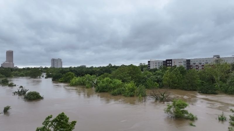 © Reuters. A drone view shows a flooded area, in the aftermath of Hurricane Beryl, in Houston, Texas, U.S. July 8, 2024, in this screen grab taken from a social media video. @cjblain10 via X/via REUTERS 