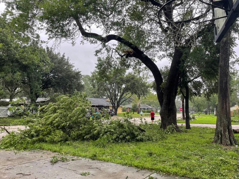 © Reuters. People walk in the Houston