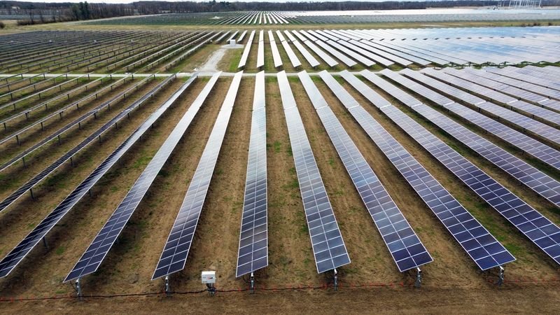 © Reuters. FILE PHOTO: A drone view shows solar panels as they stand on Dave Duttlinger