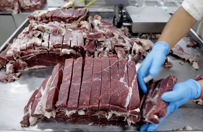 © Reuters. FILE PHOTO: An employee works at the assembly line of jerked beef at a plant of JBS S.A, the world