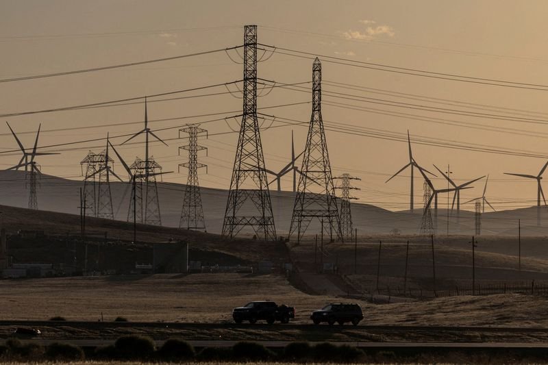 © Reuters. FILE PHOTO: A view of windmills and power lines near Tracy, California, U.S., August 17, 2022. REUTERS/Carlos Barria/File Photo