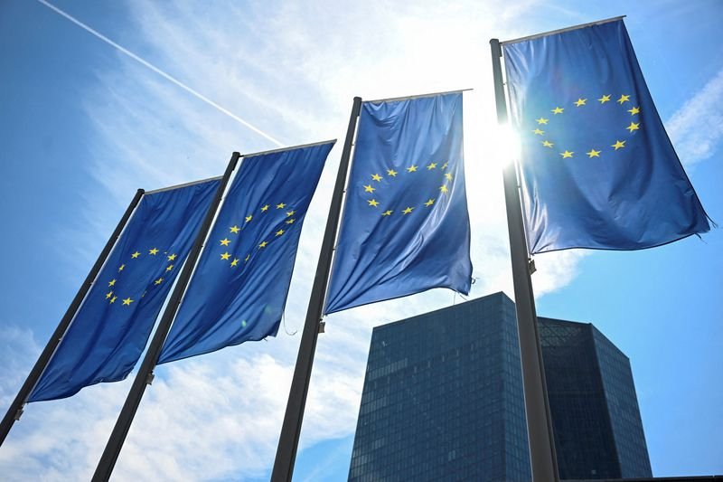 © Reuters. EU flags flutter in front of European Central Bank (ECB) headquarters in Frankfurt, Germany July 18, 2024. REUTERS/Jana Rodenbusch/ File Photo