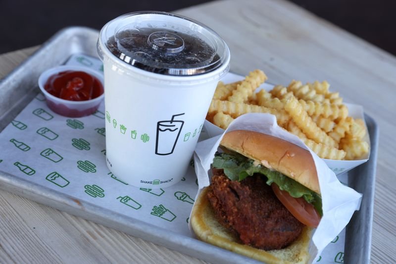 © Reuters. FILE PHOTO: A meal is seen at Shake Shack at the Woodbury Common Premium Outlets in this photo illustration in Central Valley, New York, U.S., February 15, 2022. REUTERS/Andrew Kelly/File Photo