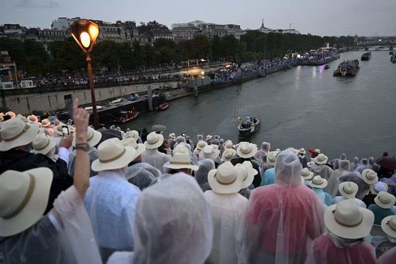 © Reuters. FILE PHOTO: Paris 2024 Olympics - Opening Ceremony - Paris, France - July 26, 2024. Boats carrying members of delegations sail along the Seine during the opening ceremony of the Paris 2024 Olympic Games.     Hu Huhu/Pool via REUTERS/File Photo