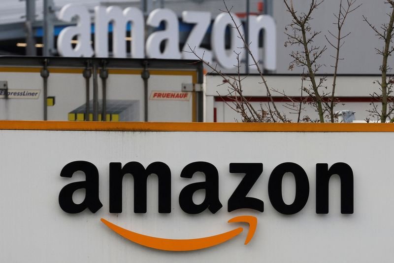 © Reuters. FILE PHOTO: The logo of Amazon is seen at the company logistics center in Lauwin-Planque, northern France, January 5, 2023. REUTERS/Pascal Rossignol/File Photo