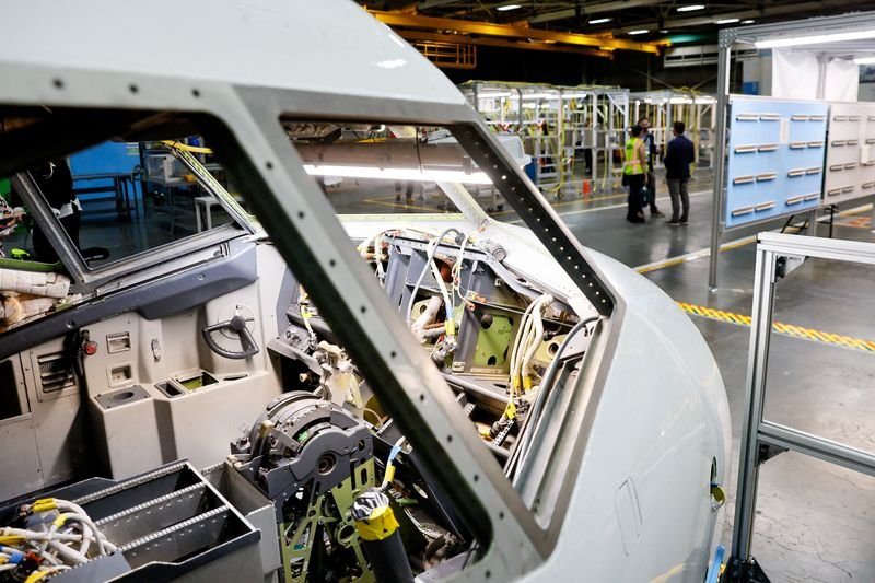 © Reuters. FILE PHOTO: The top half of a 737 aircraft is seen at Boeing