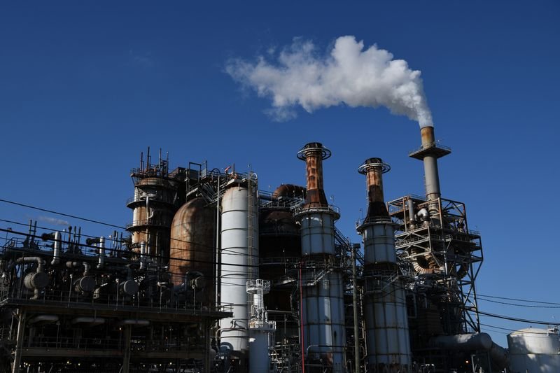 © Reuters. The LyondellBasell refinery, located near the Houston Ship Channel, is seen in Houston, Texas, U.S., May 5, 2019. REUTERS/Loren Elliott/ File Photo