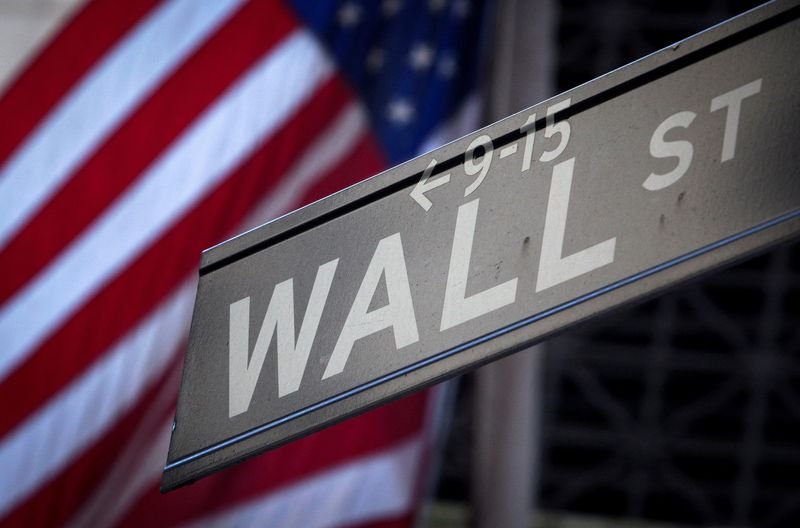 © Reuters. FILE PHOTO: A Wall Street sign is pictured outside the New York Stock Exchange in New York, October 28, 2013.  REUTERS/Carlo Allegri/File Photo/File Photo