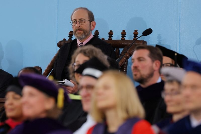 © Reuters. Interim president Alan Garber attends the 373rd Commencement Exercises at Harvard University in Cambridge, Massachusetts, U.S., May 23, 2024. REUTERS/Brian Snyder/File Photo