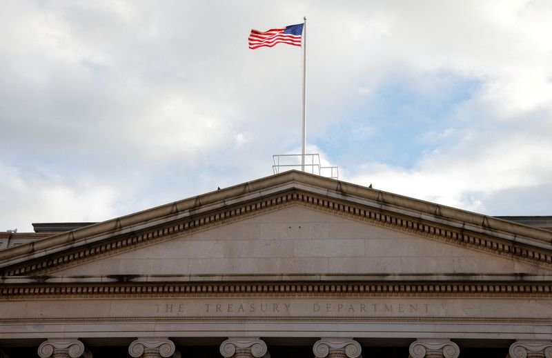 © Reuters. FILE PHOTO: The American flag flies over the U.S. Treasury building in Washington, U.S., January 20, 2023. REUTERS/Jim Bourg/File Photo